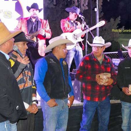 Brayan Medina y Diana Thompson (derecha) fueron los ganadores de la monta de toro y carrera de barriles, respectivamente.