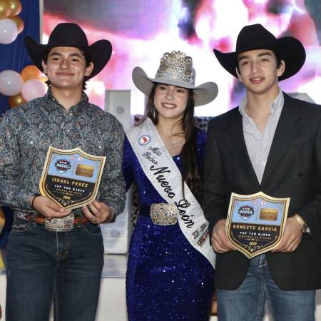Israel Pérez Tovar (izq.), portada de RODEO CAPITAL en agosto, ganó ocho hebillas y la montura de Vaquero Completo, pero ya tiene el objetivo de ganar una beca para estudiar y seguir practicando rodeo en una universidad de Estados Unidos.