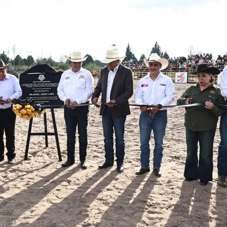 El rector Alberto Flores Olivas inauguró la nueva arena de rodeo en la UAAAN donde reconoció el impulso de Manuel Jiménez Flores al rodeo universitario.