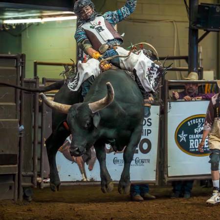 Luis Porto celebró en Texas una importante victoria que confirma el crecimiento del talento coahuilense en el rodeo profesional.