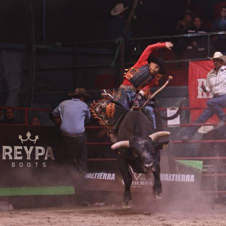 El jinete de Guanajuato, Marce Tavares fue el ganador del Tour 2025 de Saltos de Gloria, cuya final se realizó en el Auditorio Saltillo.