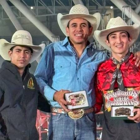 ”Casco” Saucedo (centro) es jinete de toros en rodeo y charrería, y en ambas disciplinas ha logrado campeonatos importantes durante su carrera.