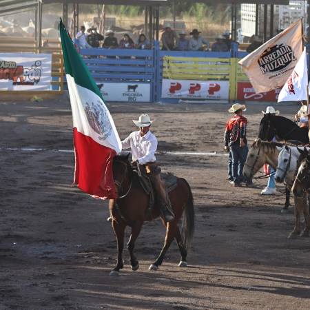 Pablo Múzquiz fue el encargado de portar la Bandera de México en el inicio de las actividades del Rodeo Rancho. FOTOS: HÉCTOR GARCÍA