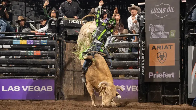El brasileño José Vitor Leme ganó este récord en Kansas City, Estados Unidos, sobre el toro Moonlight Graham.