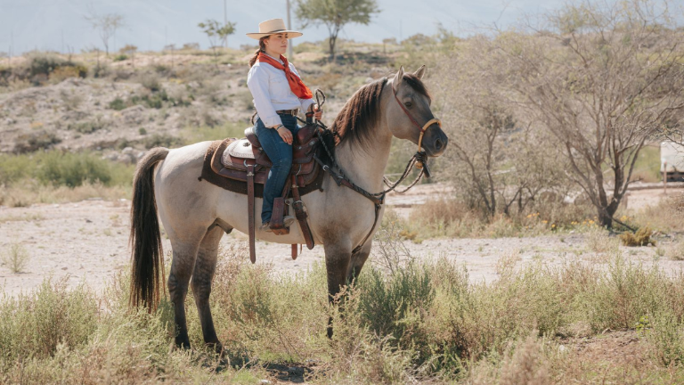 Adriana Alonso, veterinaria y jinete, inspira con su pasión ecuestre.