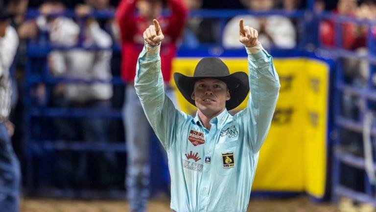 Tucker Allen derribó a su novillo en 3.9 segundos para conseguir su tercera victoria en NFR 2025.