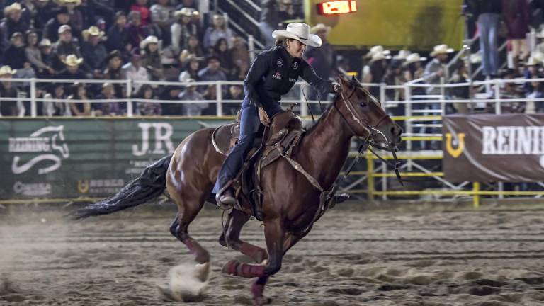 Luisa Herrera al lomo de Shakira, poco antes de detener el cronómetro en 15.172 segundos.