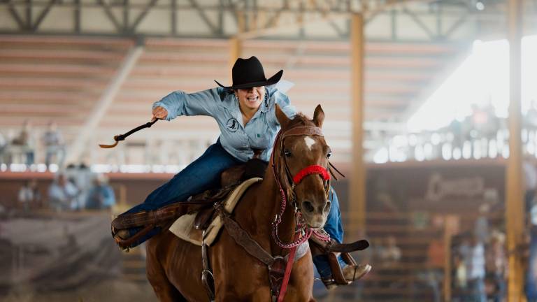 Carolina brilló este 2025 al conquistar el tercer lugar en la carrera de barriles en las Finales Nacionales Infantiles y Juveniles NBHA México en Zuazua, Nuevo León.