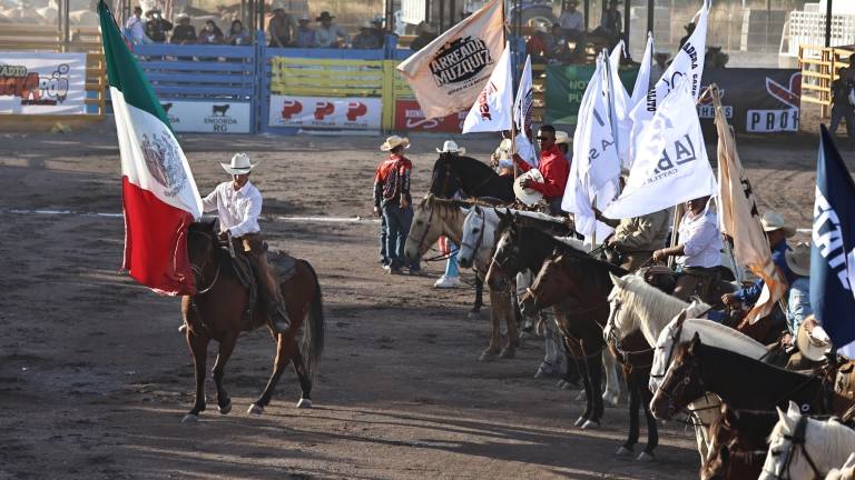 Pablo Múzquiz fue el encargado de portar la Bandera de México en el inicio de las actividades del Rodeo Rancho. FOTOS: HÉCTOR GARCÍA