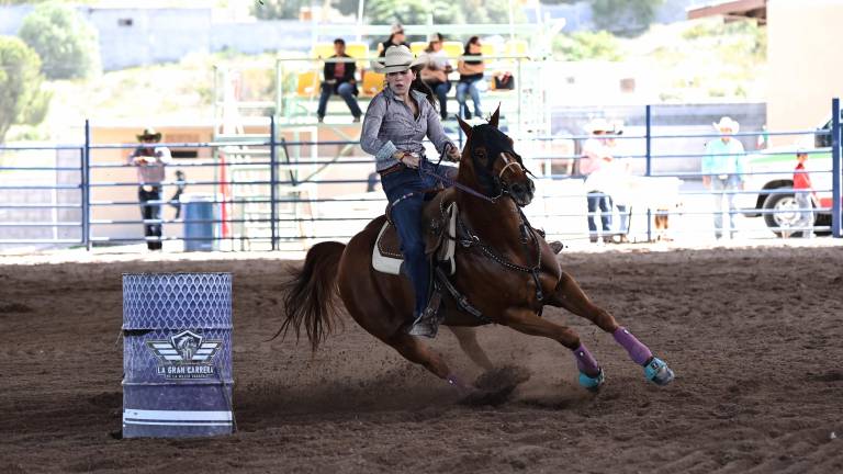 Muestran niños y jóvenes su habilidad en el rodeo