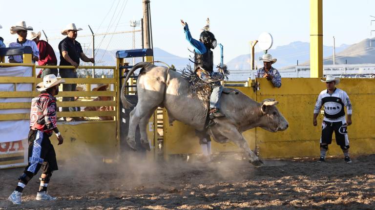 Eliezer Arriaga fue el campeón de Jineteo de toro, el domingo en la Arena 8 Segundos.