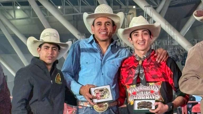 ”Casco” Saucedo (centro) es jinete de toros en rodeo y charrería, y en ambas disciplinas ha logrado campeonatos importantes durante su carrera.