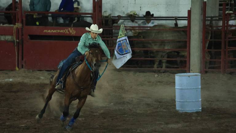 La carrera de barriles será uno de los principales atractivos del Parras Rodeo Ribeye and Wine Fest 2026.