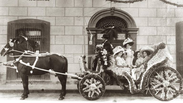 Carro alegórico en los festejos del Centenario. Saltillo, 1910.