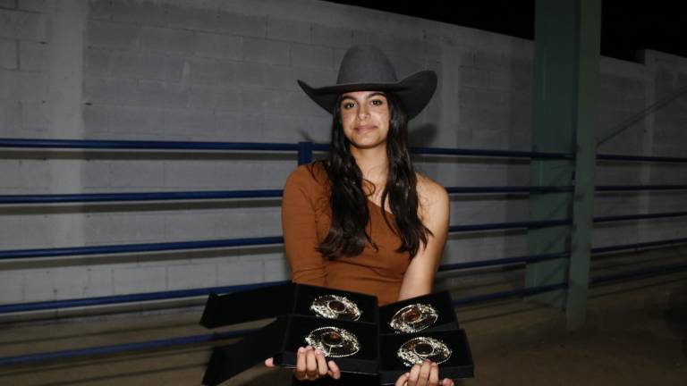 Andrea Gloria logró 4 hebillas como campeona en Carrera de Barriles, Carrera entre Polos, Amarre de Chiva Juvenil Menor Femenil y Lazo en Falso Juvenil Menor Femenil.
