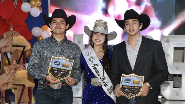 Israel Pérez Tovar (izq.), portada de RODEO CAPITAL en agosto, ganó ocho hebillas y la montura de Vaquero Completo, pero ya tiene el objetivo de ganar una beca para estudiar y seguir practicando rodeo en una universidad de Estados Unidos.