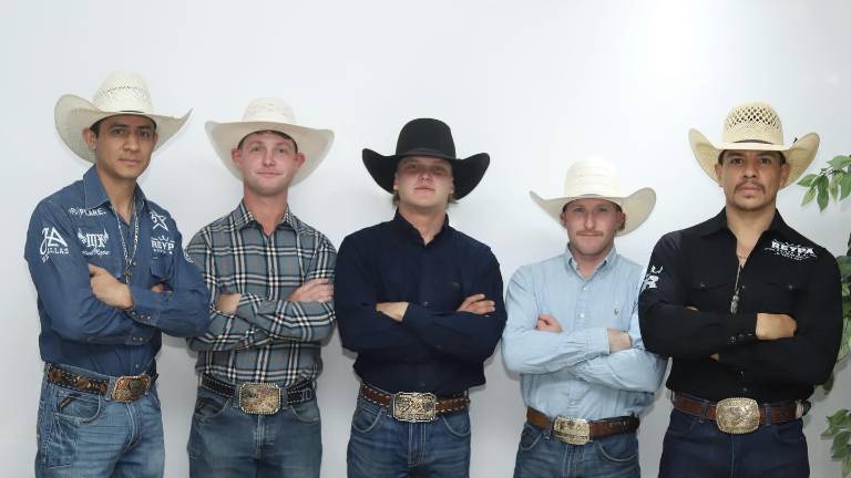 Álvaro Álvarez (izq.) y Luis Porto (der.) junto a los jinetes del equipo internacional con quienes inician hoy la competencia en el Votu International Rodeo, de Brasil.