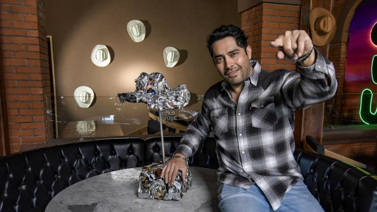 El escultor saltillense Osvaldo Chacón exhibirá en Dubai la escultura de un sombrero vaquero realizado con material de reciclaje.