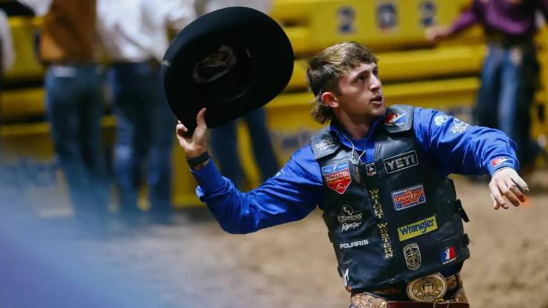 Statler, uno de los hermanos Wright, celebra tras montar a Talk Derby 2 Me en la prueba de monta de caballos con silla durante la séptima ronda de las Finales Nacionales de Rodeo. FOTO: INSTAGRAM