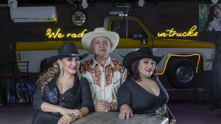 Perla, don Víctor y Ana, “La Chata”, aún conservan el grato recuerdo de haber traído a Saltillo el primer centro de diversión para vaqueros, el Tex Mex.