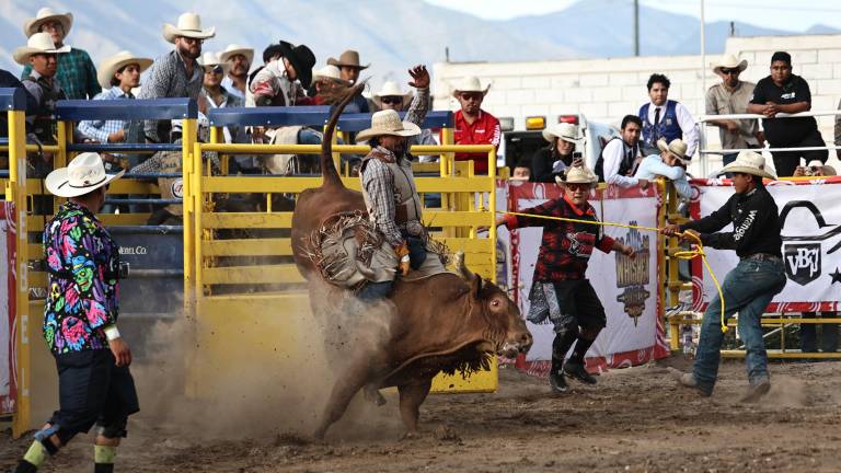 La Arena 8 Segundos vibró con las emociones del Xtreme Bull Rider donde Néstor Valtierra fue el campeón entre 17 vaqueros participantes.