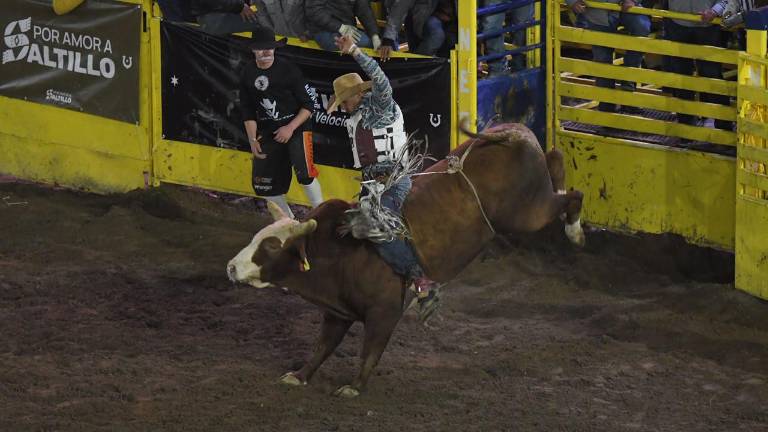 El jinete de San Juan de la Vaquería, Luis Porto, logró una monta de 87 puntos para ser campeón del Rodeo de las Estrellas 2026. FOTOS: OMAR SAUCEDO