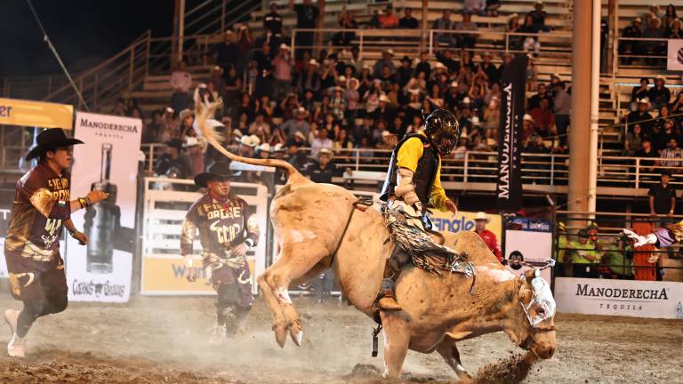 Erick Montañez, el campeón de la noche, montó a los toros Cimarrón y Rebelde para conquistar el campeonato de Cuernos Chuecos.