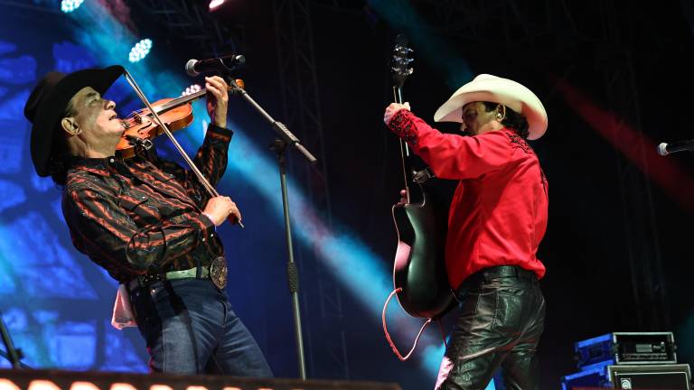 Lalo y Gerardo Gameros, durante la presentación de Caballo Dorado en el festival Rodeo Saltillo 2025, en el Teatro del Pueblo.
