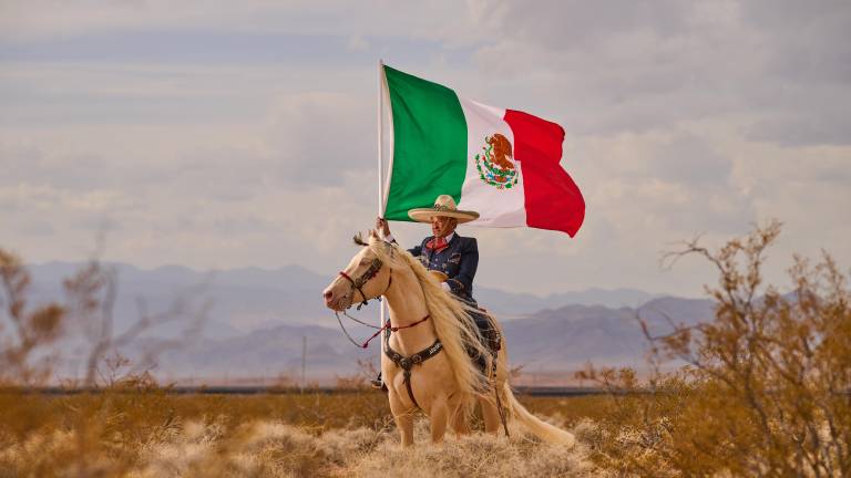 Tomás Garcilazo porta el traje que representa a México en escenarios de todo el mundo.