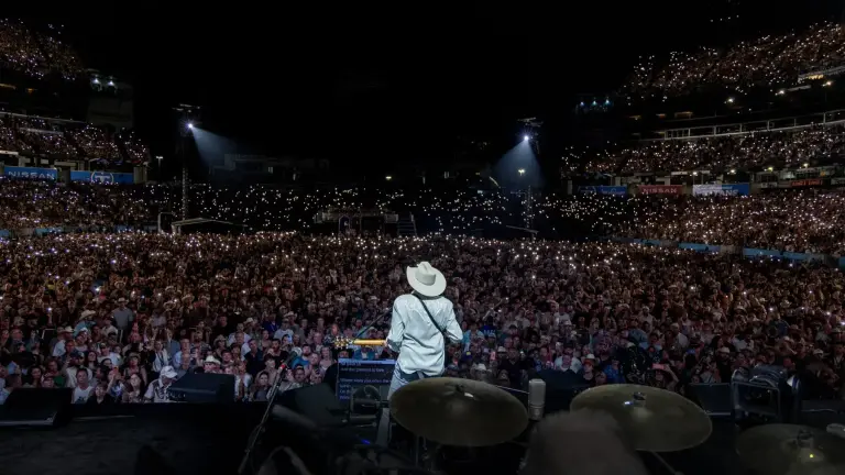 Miles de seguidores llenaron el Nissan Stadium de Nashville para acompañar a Alan Jackson en “Last Call: One More for the Road – The Finale”.