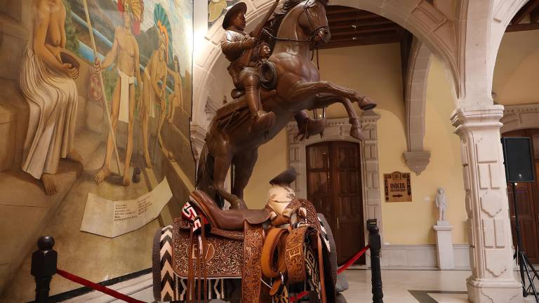 La montura realizada para el gobernador de Durango, Esteban Villegas, fue colocada en el Palacio de Zambrano, sede del Museo Francisco Villa, para grabar un promocional de la talabartería.