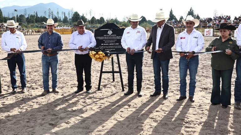 El rector Alberto Flores Olivas inauguró la nueva arena de rodeo en la UAAAN donde reconoció el impulso de Manuel Jiménez Flores al rodeo universitario.