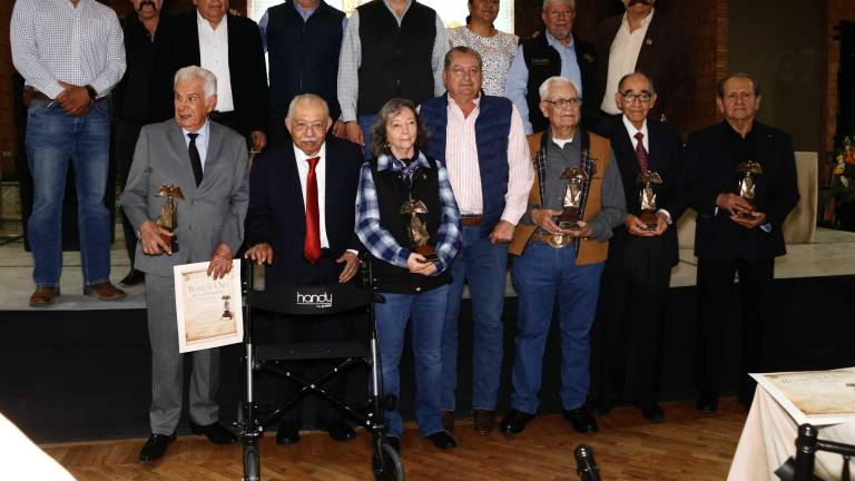 La Universidad Agraria Antonio Narro celebró el Día del Agrónomo con la entrega de siete preseas a egresados distinguidos por su labor en el campo.