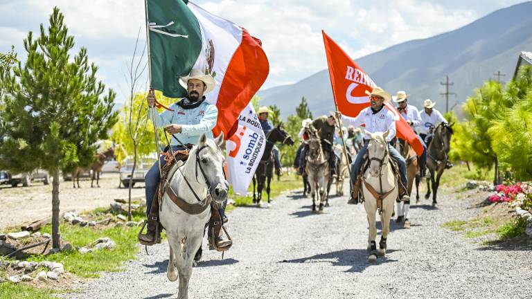 Celebran a caballo aniversario de tienda vaquera