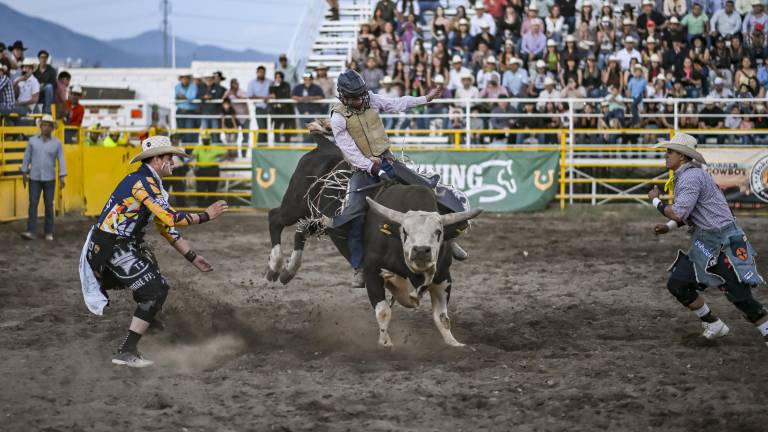 La Arena 8 Segundos estuvo a su máxima capacidad en público y emociones con las diferentes disciplinas del rodeo.