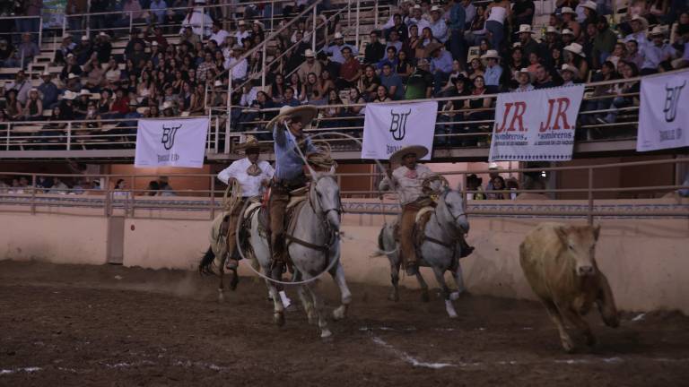 La Charreada Nocturna Universitaria se llevó a cabo en el Lienzo Charro Profr. Enrique González Treviño.