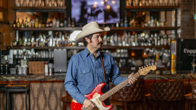Un Luthier a Trote entre guitarras y caballos