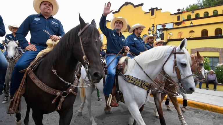 Cabalgan en Ramos Arizpe para celebrar el orgullo norteño