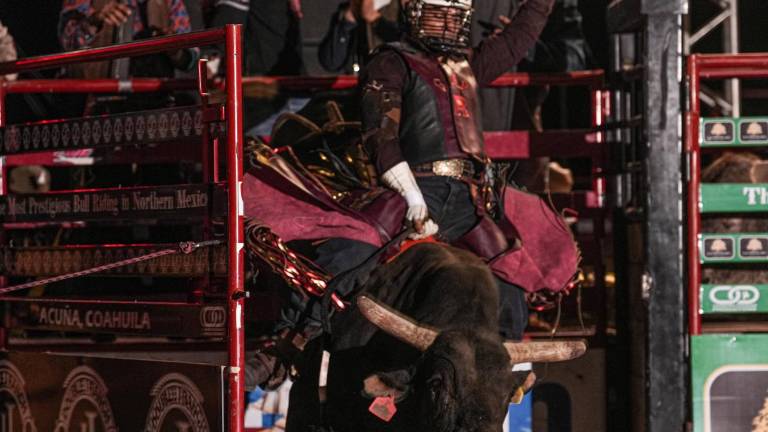 El jinete ganador, Alfonso Orozco durante una de sus montas en el Súper Bull de Acuña.