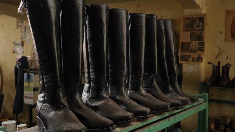 Hay clientes que aún cruzan la frontera por un par de botas hecho en Saltillo. Fotos: Héctor García