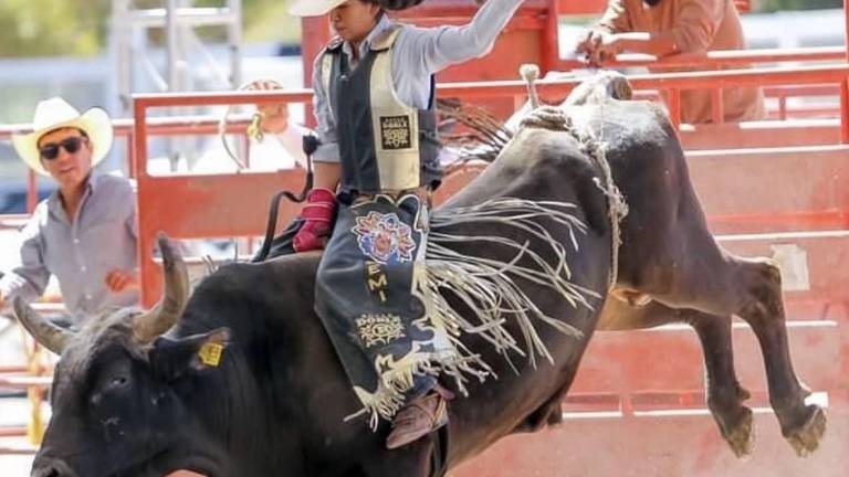 Con cada monta Noemí demuestra que el valor para subir a un toro no tiene género.