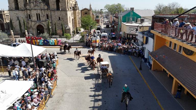 Al paso del recorrido por la plaza principal hubo un ambiente fiesta. FOTOS: HÉCTOR GARCÍA