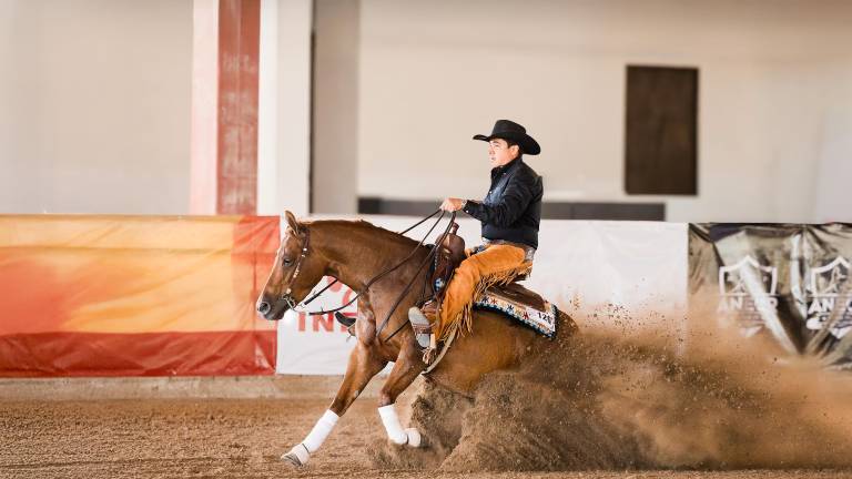 Aldo Ramón en competencia de reining sobre In My Glory Days, hija de Iceman y Gun N For Glory, en Cadereyta NL. FOTO: CORTESÍA ALDO RAMÓN