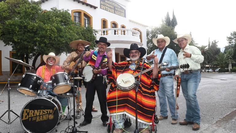 Ricardo Sosa, líder de Wild West, encabezó esta grabación realizada frente al Edificio La Gloria, ahora Museo del Centenario.