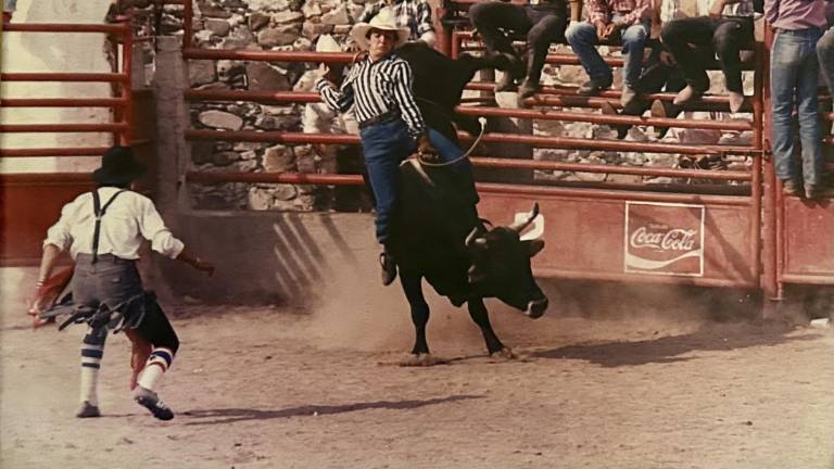 Paco Galindo se aferra al lomo del toro con el cuerpo en tensión perfecta, mientras la tribuna observa en vilo. Lo que para muchos es espectáculo, para él era destino.