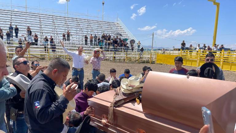 Las plegarias, porras y lágrimas fueron parte del homenaje a Eliud Aranda, un grande de las arenas.