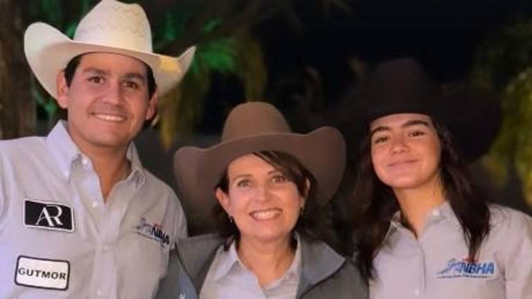 Los barrileros mexicanos con la multicampeona monclovense, Myriam Flores.