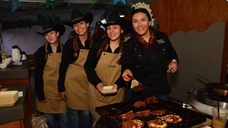 Estudiantes de la Universidad La Salle demostraron su destreza durante la primera jornada gastronómica del Rodeo Saltillo. FOTOS: FRANCISCO MUÑIZ Y OMAR SAUCEDO