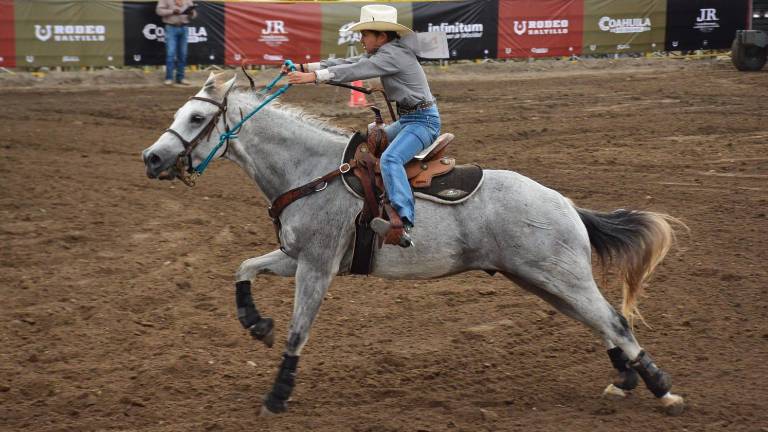 Roberta González logró un tiempo de 16.511 para ponerle emoción y adrenalina a la eliminatoria de barriles del Rodeo Saltillo. FOTOS: FRANCISCO MUÑIZ