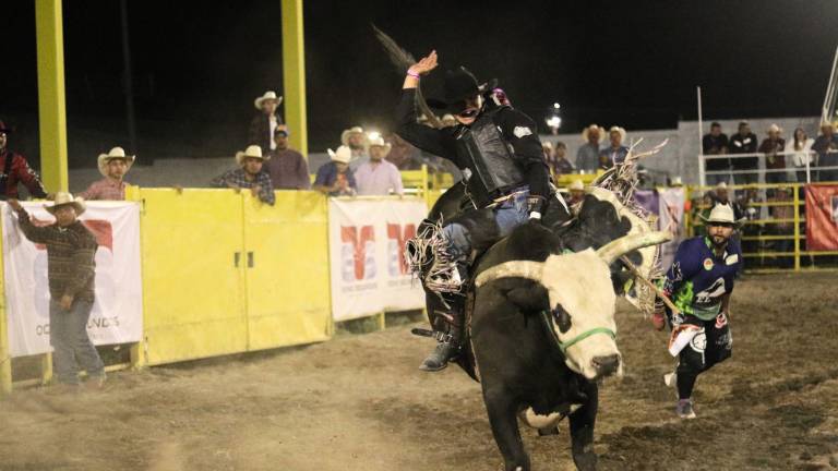 Entre los participantes, únicamente dos lograron mantenerse sobre el toro durante ocho segundos.